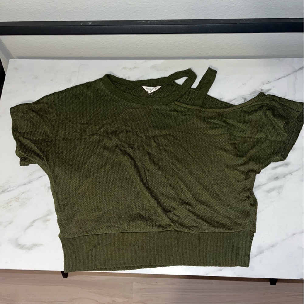 Green knitted top with sleeve cutout
